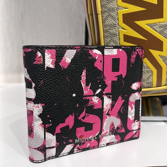 MICHAEL KORS MENS Cooper Graphic Logo Billfold Wallet 
Style# 36F2LCOF1V
CHILI - Picture 6 of 16